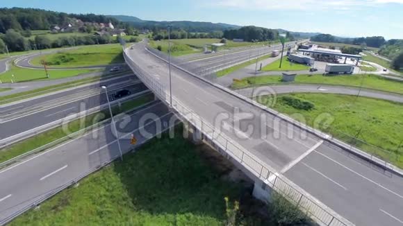 公路上的桥视频的预览图