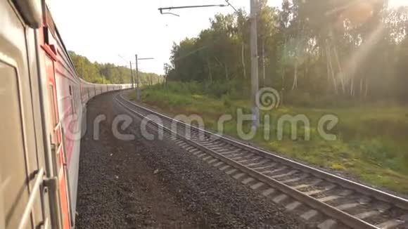 火车在外面森林铁路附近的铁轨上行驶慢动作视频有马车的火车开动了视频的预览图