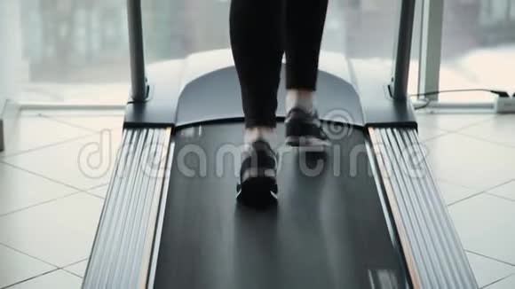 健身房里的人在跑步机上做有氧运动视频的预览图