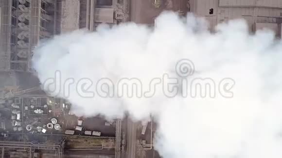 空中观景从工业管道排放到大气用无人驾驶飞机推进烟囱管道特写镜头视频的预览图