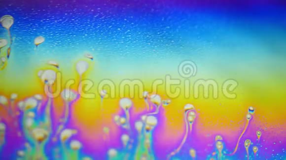 彩色肥皂泡运动表面的迷幻背景视频的预览图