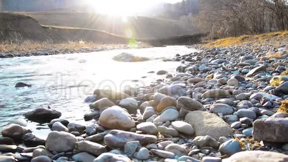 多利滑块拍摄了在森林附近的一条山河里飞溅的水潮湿的岩石和阳光水平稳定视频的预览图