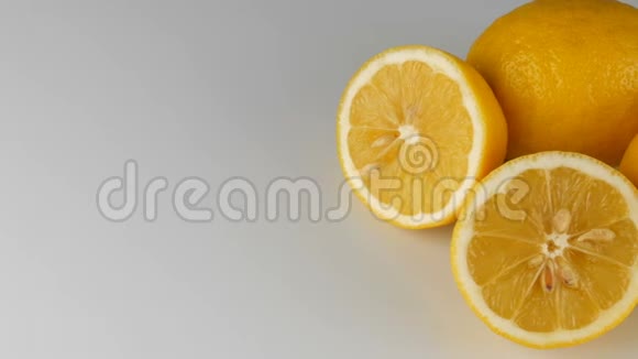 白色背景上成熟的新鲜多汁的黄柠檬视频的预览图