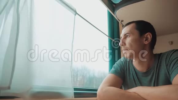 人类旅行乘坐火车铁路看窗外旅行者概念火车铁路旅行生活方式缓慢视频的预览图