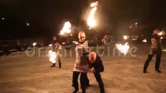 令人惊叹的部落火秀在夜幕下的冬天跳舞舞蹈团用火炬灯表演视频的预览图