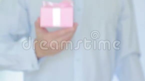 男人在盒子里送礼物视频的预览图