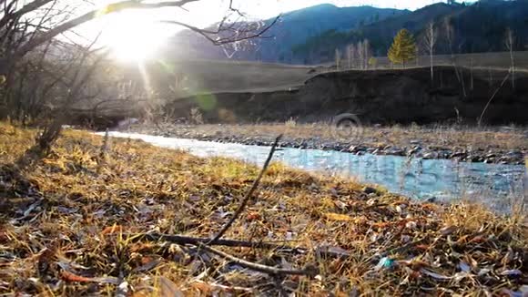 多利滑块拍摄了在森林附近的一条山河里飞溅的水潮湿的岩石和阳光水平稳定视频的预览图