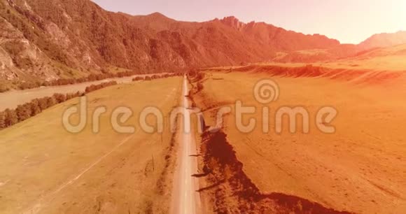 阳光明媚的夏季早晨空中乡村山路和草地沥青公路和河流视频的预览图