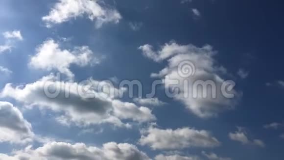 蓝天背景的美丽云彩天空有云天气自然云蓝蓝天有云有太阳视频的预览图