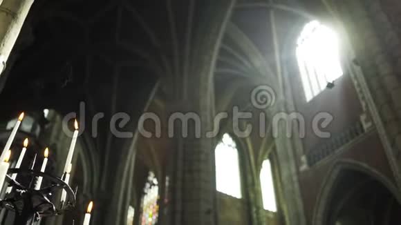 古代大教堂的内部视频的预览图