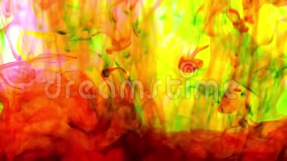 抽象彩色颜料在水背景纹理中的传播视频的预览图