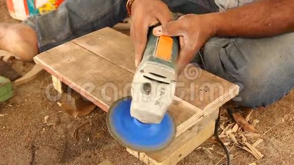 木匠在工作农村房子视频的预览图