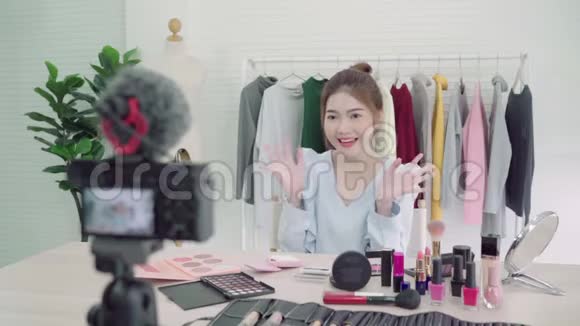 美妆博主呈现美妆坐在镜头前进行录制视频视频的预览图