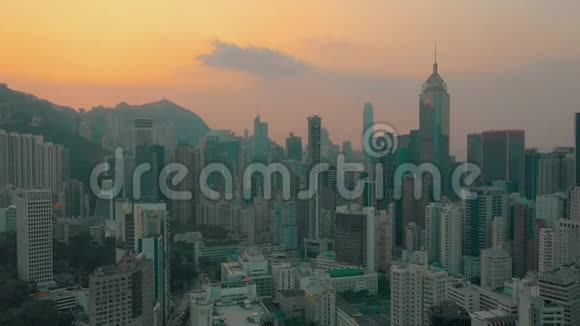 香港2018年5月香港市中心维多利亚港维多利亚峰上空日落的鸟瞰图视频的预览图