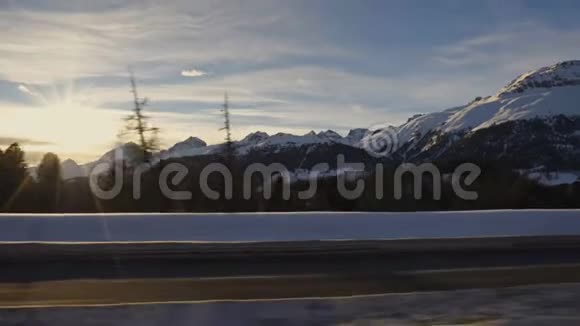 伯尼纳快速红火车穿越阿尔卑斯山视频的预览图