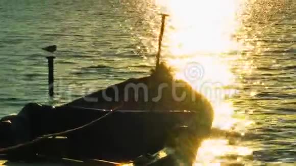 海水中的渔船视频的预览图