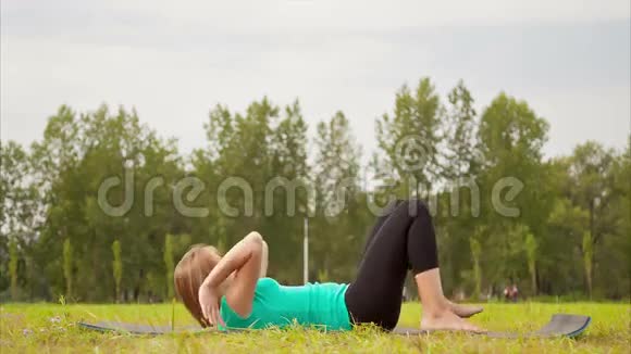 年轻女子在草地上锻炼视频的预览图