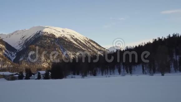 伯尼纳快速红火车穿越阿尔卑斯山视频的预览图