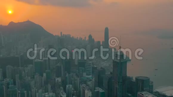 香港2018年5月香港市中心维多利亚港维多利亚峰上空日落的鸟瞰图视频的预览图