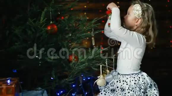 小女孩装饰圣诞树视频的预览图