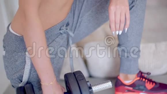女人在锻炼体重视频的预览图