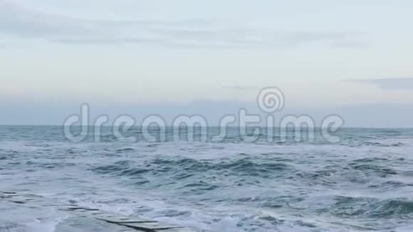 在寒冷的一天海浪在风暴中缓慢移动视频的预览图