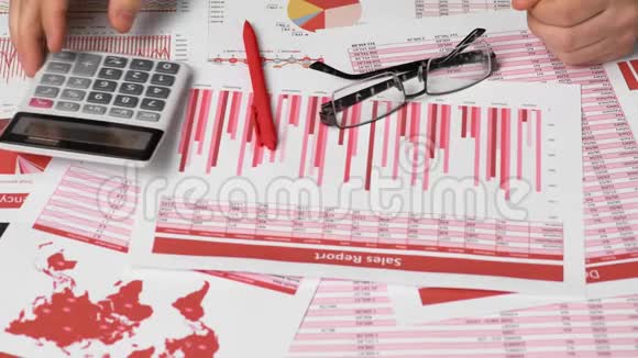 商务会计使用计算器计算办公桌上的财务企业财务会计理念红色报告视频的预览图