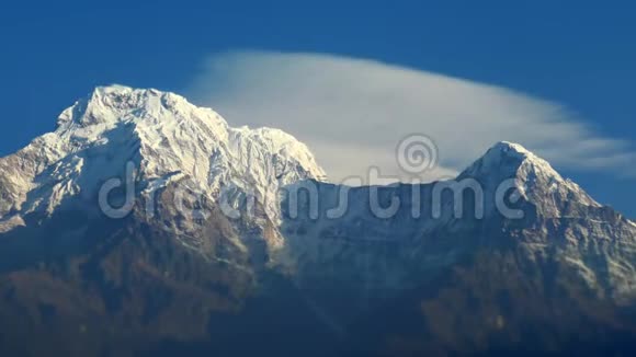 尼泊尔安纳普尔纳地区喜马拉雅山南峰和山口视频的预览图