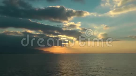 乌云密布的天空和海景视频的预览图
