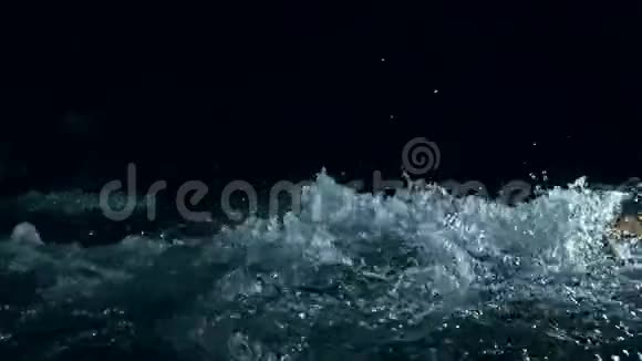 波浪在暗水上缓慢运动惊人的戏剧性自然背景用180fps射击史诗的神秘和魔法视频的预览图