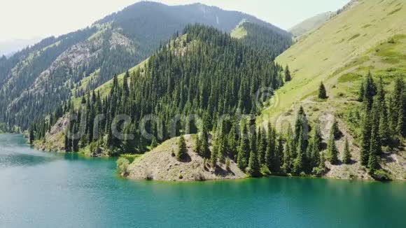 林中的山水山湖用无人机射击视频的预览图