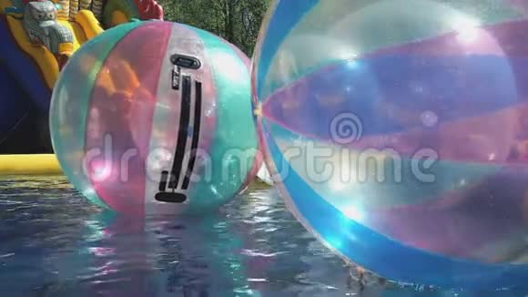 游泳池内漂浮的大型充气球视频的预览图