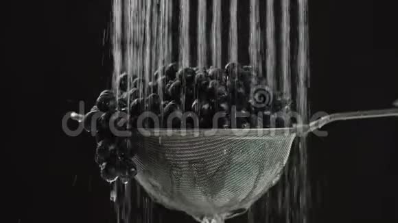 在视频中我们看到葡萄在筛子中水从顶部落下黑色的背景视频的预览图