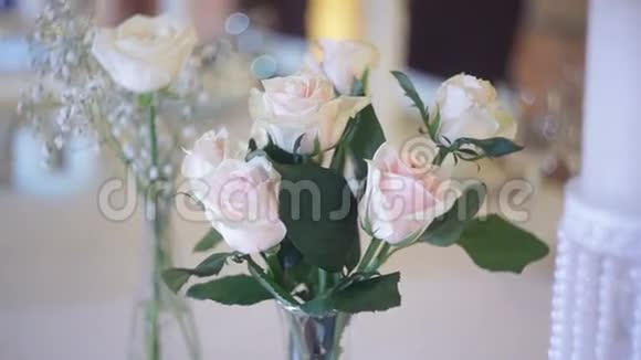 一家餐馆的婚礼桌上放着一束美丽的白玫瑰视频的预览图