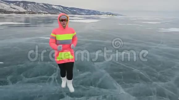 冬天的冰上女子是在体育比赛中行走的女孩在冬天在冰上训练运动北欧力量视频的预览图