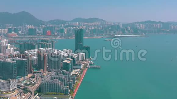 香港2018年5月从九龙区侧面鸟瞰维多利亚湾4k海滨摩天大楼视频的预览图