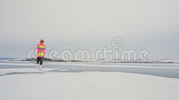 女人在冬天在冰上跑步是在体育比赛中行走女孩在冬天在冰上训练运动北欧力量视频的预览图