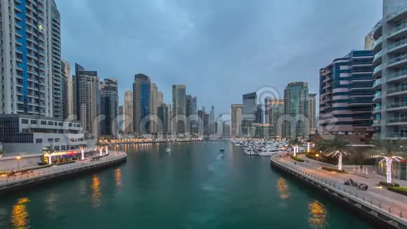 迪拜码头和运河在迪拜的白天到晚上的时间视频的预览图