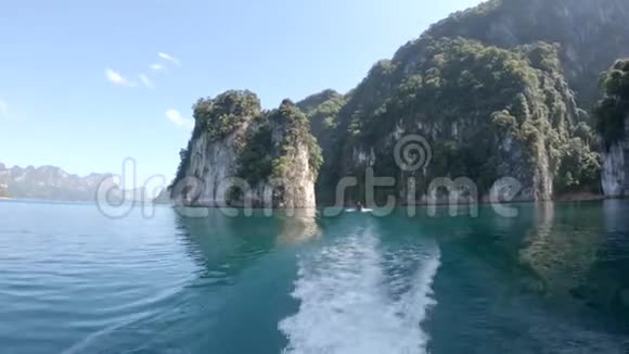 乘船旅行热带泰国丛林湖切兰湖木山自然国家公园游艇岩石视频的预览图
