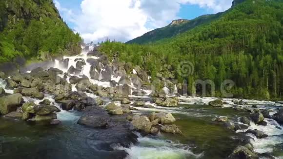 瀑布尤查尔阿尔泰山西伯利亚俄罗斯视频的预览图
