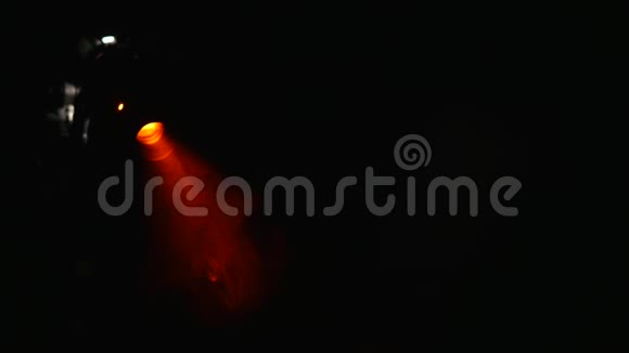 孤立黑色背景下的红烟焰视频的预览图