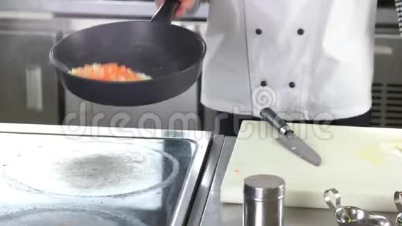 在煎锅里煮食物视频的预览图