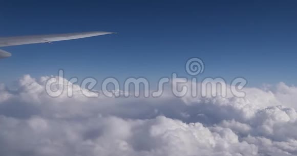 在飞往美国拉斯维加斯的商业航班上飞越白云与翼视频的预览图