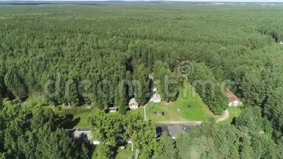 森林中村庄的鸟瞰图视频的预览图