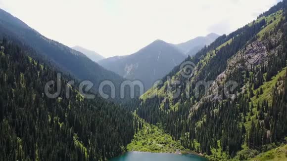 林中的山水山湖用无人机射击视频的预览图