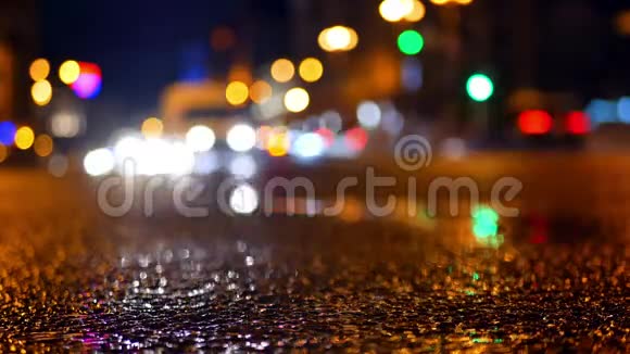 雨路交通夜视频的预览图
