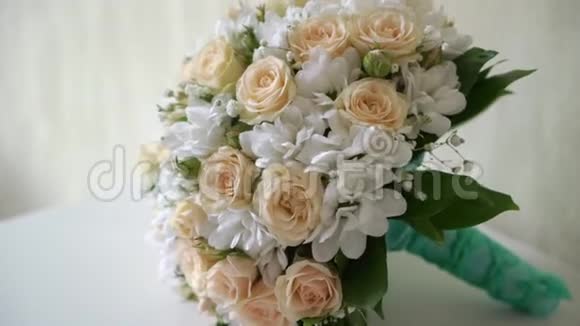 新娘花束白色和粉红色的玫瑰视频的预览图