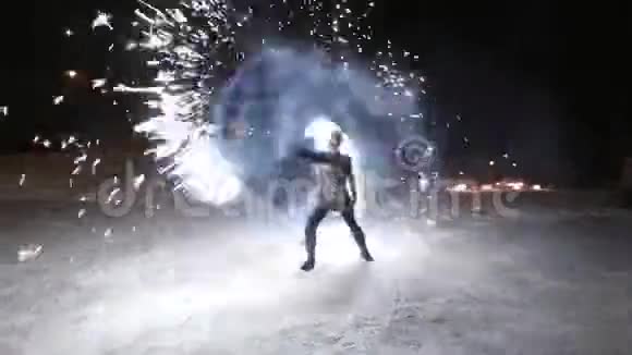 令人惊叹的部落火秀在夜幕下的冬天跳舞舞蹈团用火炬灯表演视频的预览图