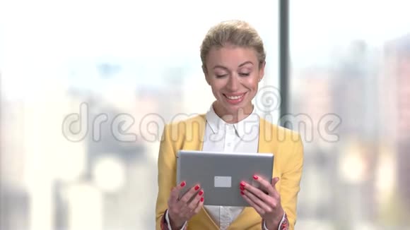 成功的商业女性使用数字平板电脑视频的预览图