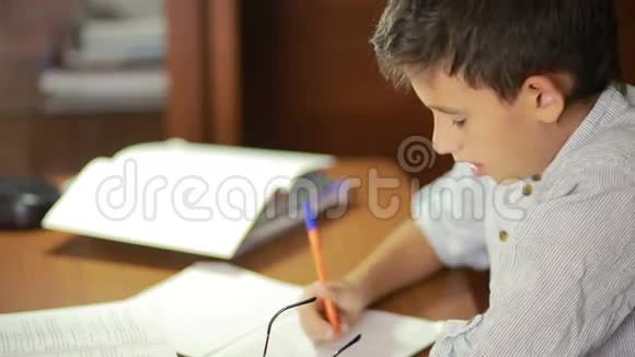 孩子写作业这孩子一直在学科学视频的预览图